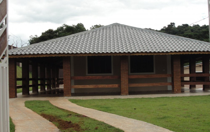 Chácara com casa, piscina, campo de futebol, pomar. localizada em Extrema MG | código 352