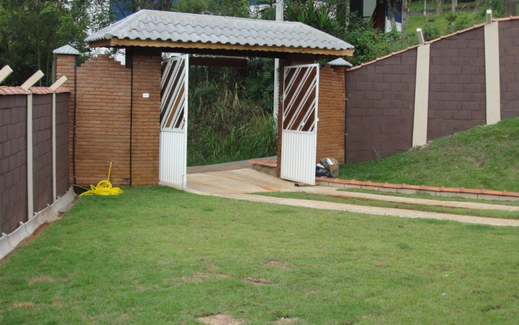 Chácara com casa, piscina, campo de futebol, pomar. localizada em Extrema MG | código 352