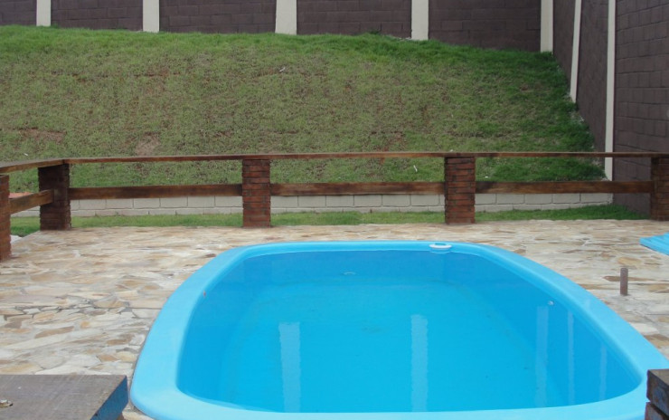 Chácara com casa, piscina, campo de futebol, pomar. localizada em Extrema MG | código 352