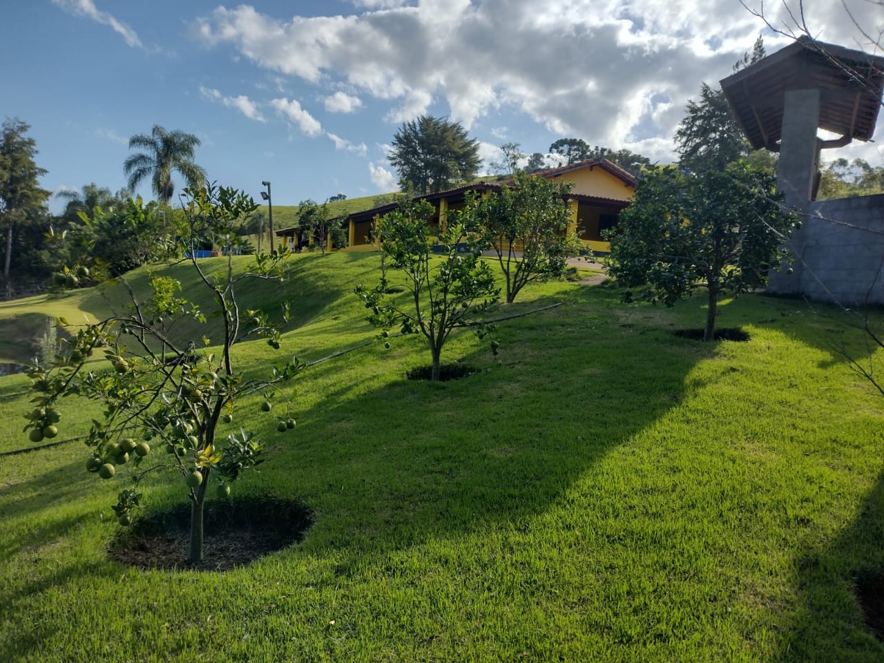 Chácara - Com  lagos grandes, casa com 4 dormitórios, 2 suítes | Toledo - MG | código 853