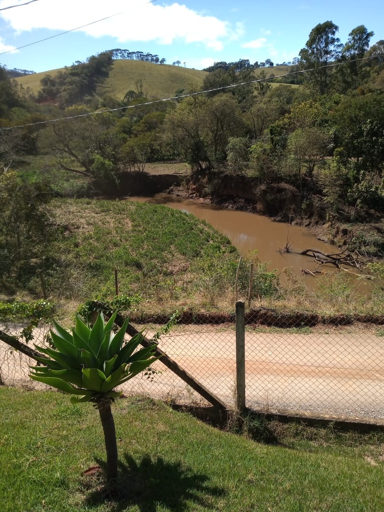 Sítio com piscina localizado na cidade de Extrema; 15 km da cidade | Extrema - MG | código 921