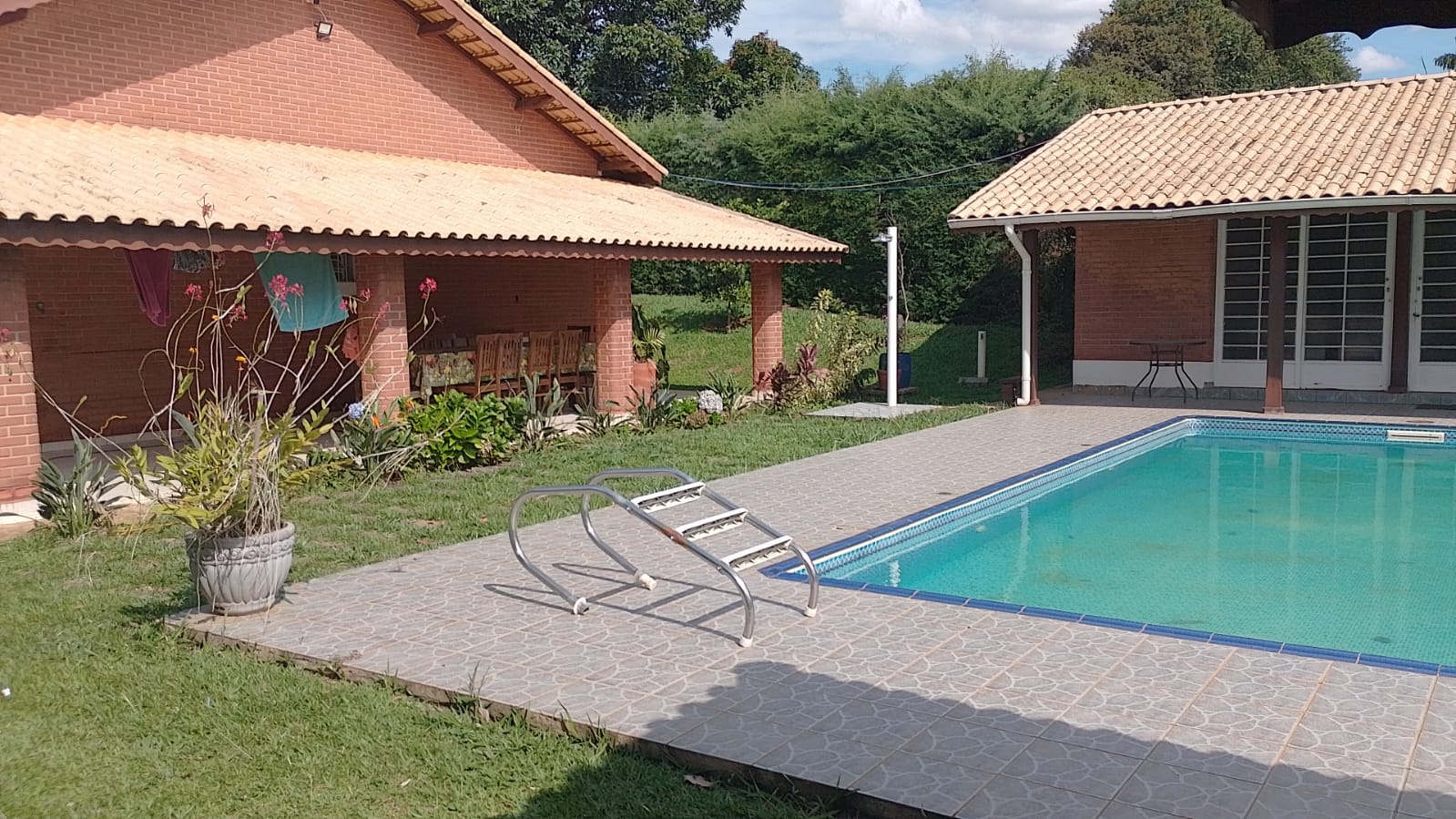 Chácara bairro nobre / piscina, casa c/ 3 dormitórios, churrasqueira  | Extrema - MG  | código 977