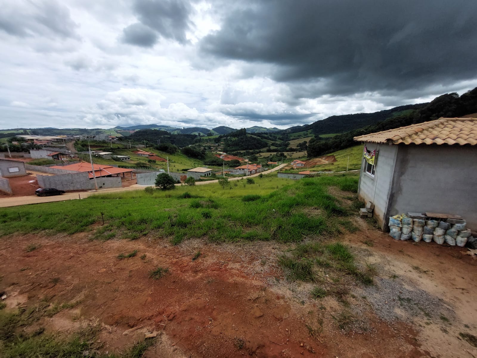 Chácara, casa com 3 quartos sendo 1 suíte, ótimo local | Toledo - MG  | código 985